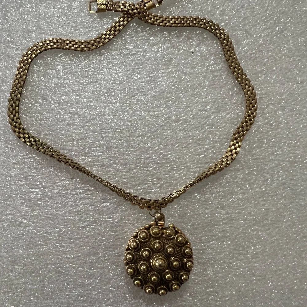 Lisner Rare Gold plated Locket Necklace Antique design in both sides - Picture 2 of 14